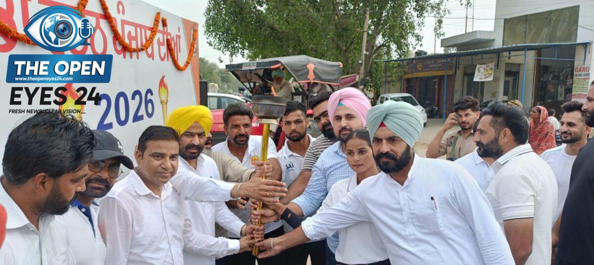 ਜ਼ਿਲ੍ਹਾ ਬਰਨਾਲਾ ਵਿੱਚ 'ਖੇਡਾਂ ਵਤਨ ਪੰਜਾਬ ਦੀਆਂ' ਦੇ ਸੀਜ਼ਨ-4 ਦੀ ਮਸ਼ਾਲ ਦਾ ਸਵਾਗਤ ਕਰਦੇ ਹੋਏ ਵਿਧਾਇਕ ਲਾਭ ਸਿੰਘ ਉੱਗੋਕੇ, ਹਲਕਾ ਇੰਚਾਰਜ ਹਰਿੰਦਰ ਸਿੰਘ ਧਾਲੀਵਾਲ, ਪ੍ਰਸ਼ਾਸਨਿਕ ਅਧਿਕਾਰੀ ਅਤੇ ਨਾਮਵਰ ਖਿਡਾਰੀ।