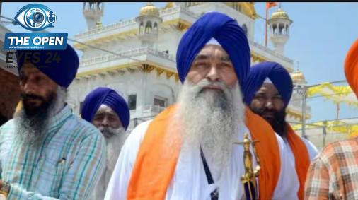 ਅੰਮ੍ਰਿਤਸਰ ਵਿਖੇ ਸ੍ਰੀ ਅਕਾਲ ਤਖ਼ਤ ਸਾਹਿਬ ਦੇ ਸਾਬਕਾ ਜਥੇਦਾਰ ਗਿਆਨੀ ਰਘੁਬੀਰ ਸਿੰਘ ਦੇ ਘਰ ਦੇ ਬਾਹਰ ਗੋਲੀ ਲੱਗਣ ਨਾਲ ਨੁਕਸਾਨੀ ਗਈ ਕਾਰ ਅਤੇ ਜਾਂਚ ਕਰਦੀ ਪੁਲਿਸ।