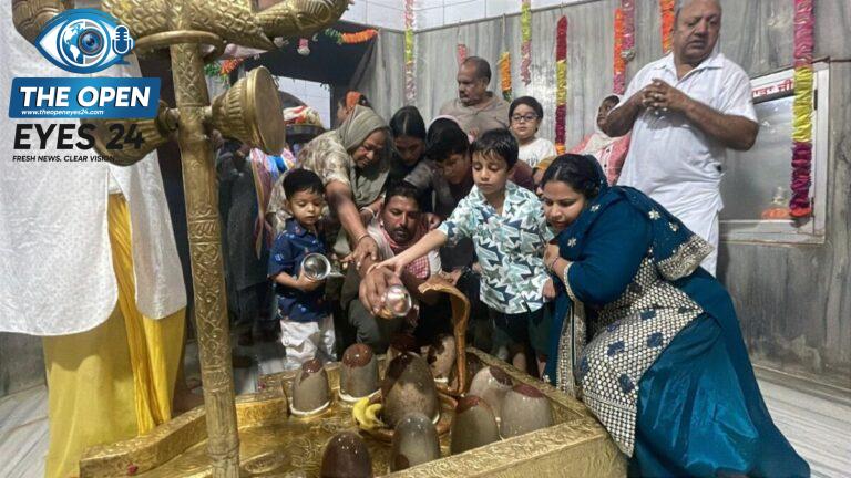 ਮਹਾ ਸ਼ਿਵਰਾਤਰੀ ਮੇਲੇ ਦੌਰਾਨ ਪਵਿੱਤਰ ਸ਼ਿਵਲਿੰਗ 'ਤੇ ਹਰਿਦੁਆਰ ਤੋਂ ਪਵਿੱਤਰ ਗੰਗਾ ਜਲ ਲਿਆ ਕੇ ਅਰਪਿਤ ਕਰਦੇ ਹੋਏ ਸ਼ਰਧਾਲੂ।