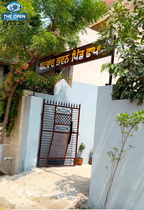 ਪਿੰਡ ਛਾਪਾ ਵਿਖੇ ਪਟਵਾਰੀ ਇੰਦਰਜੀਤ ਸਿੰਘ ਜ਼ਿਲ੍ਹਾ ਡਿਪਟੀ ਕਮਿਸ਼ਨਰ ਹਰਪ੍ਰੀਤ ਸਿੰਘ ਨੂੰ ਨਵਾਂ ਤਿਆਰ ਕੀਤਾ ਗਿਆ ਲੱਠਾ ਦਿਖਾਉਂਦੇ ਹੋਏ