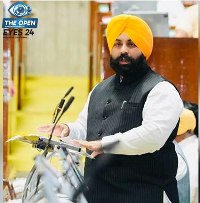 ਪੇਪਰ ਲੀਕ ਮਾਮਲਿਆਂ 'ਤੇ ਕੇਂਦਰ ਸਰਕਾਰ ਵਿਰੁੱਧ ਪੱਤਰਕਾਰਾਂ ਨਾਲ ਗੱਲਬਾਤ ਕਰਦੇ ਹੋਏ ਪੰਜਾਬ ਦੇ ਸਿੱਖਿਆ ਮੰਤਰੀ ਹਰਜੋਤ ਸਿੰਘ ਬੈਂਸ।