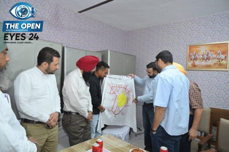 ਪਿੰਡ ਛਾਪਾ ਵਿਖੇ ਪਟਵਾਰੀ ਇੰਦਰਜੀਤ ਸਿੰਘ ਜ਼ਿਲ੍ਹਾ ਡਿਪਟੀ ਕਮਿਸ਼ਨਰ ਹਰਪ੍ਰੀਤ ਸਿੰਘ ਨੂੰ ਨਵਾਂ ਤਿਆਰ ਕੀਤਾ ਗਿਆ ਲੱਠਾ ਦਿਖਾਉਂਦੇ ਹੋਏ