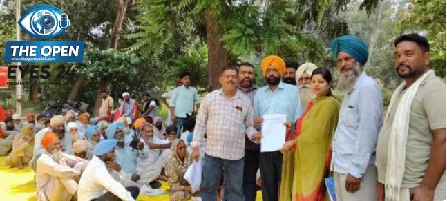 ਜੰਗਲਾਤ ਵਿਭਾਗ ਦੇ ਕੱਚੇ ਵਰਕਰ ਮੰਗਾਂ ਨੂੰ ਲੈ ਕੇ ਧਰਨਾ ਦਿੰਦੇ ਹੋਏ ਅਤੇ ਵਿਭਾਗੀ ਸੁਪਰਡੈਂਟ ਨੂੰ ਆਪਣਾ ਮੰਗ ਪੱਤਰ ਸੌਂਪਦੇ ਹੋਏ।