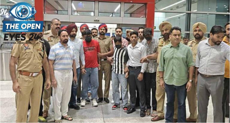 ਮਲੇਸ਼ੀਆ ਤੋਂ ਬੰਬੀਹਾ ਗੈਂਗ ਦੇ ਤਿੰਨ ਖ਼ਤਰਨਾਕ ਗੁਰਗੇ ਭਾਰਤ ਡਿਪੋਰਟ, ਪੰਜਾਬ ਪੁਲਿਸ ਨੇ ਲਿਆਂਦਾ ਆਪਣੇ ਕਬਜ਼ੇ ਵਿੱਚ