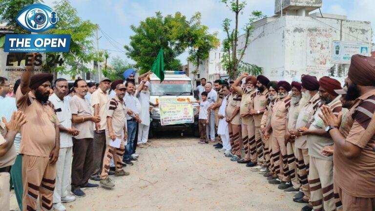 ਪਿੰਡ ਕਲਾਲਾ ਵਿਖੇ ਦੇਹਦਾਨੀ ਸ਼ਾਂਤੀ ਸਰੂਪ ਇੰਸਾਂ ਦੀ ਮ੍ਰਿਤਕ ਦੇਹ ਨੂੰ ਮੈਡੀਕਲ ਕਾਲਜ ਲਈ ਰਵਾਨਾ ਕਰਨ ਵੇਲੇ ਹਰੀ ਝੰਡੀ ਦਿਖਾਉਂਦੇ ਹੋਏ ਸਰਪੰਚ ਰਣਜੀਤ ਸਿੰਘ ਰਾਣਾ, ਪਰਿਵਾਰਕ ਮੈਂਬਰ ਅਤੇ ਹੋਰ ਸੇਵਾਦਾਰ।
