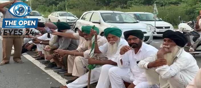  ਖਨੌਰੀ ਸਰਹੱਦ 'ਤੇ ਹਰਿਆਣਾ ਪੁਲਿਸ ਵੱਲੋਂ ਰੋਕੇ ਜਾਣ ਤੋਂ ਬਾਅਦ ਸੜਕ 'ਤੇ ਪੱਕਾ ਮੋਰਚਾ ਲਗਾ ਕੇ ਬੈਠੇ ਕਿਸਾਨ ਅਤੇ ਤਾਇਨਾਤ ਪੁਲਿਸ ਅਧਿਕਾਰੀ।
