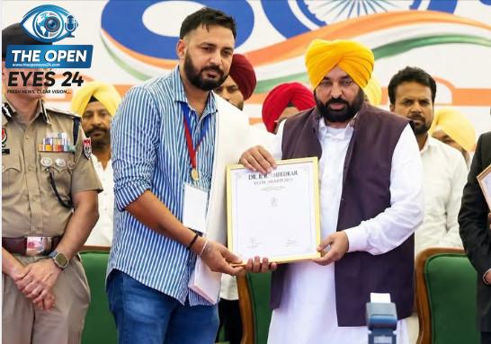 ਰਾਜ ਪੱਧਰੀ ਪੁਰਸਕਾਰ ਪ੍ਰਾਪਤ ਕਰਨ ਤੋਂ ਬਾਅਦ ਖ਼ੁਸ਼ੀ ਦਾ ਪ੍ਰਗਟਾਵਾ ਕਰਦੇ ਹੋਏ ਪ੍ਰੋਫੈਸਰ ਬੇਅੰਤ ਸਿੰਘ ਬਾਜਵਾ।