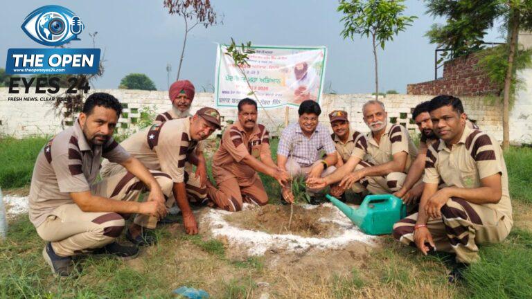 ਪੂਜਨੀਕ ਗੁਰੂ ਜੀ ਦੇ ਪਾਵਨ ਅਵਤਾਰ ਦਿਹਾੜੇ ਦੀ ਖ਼ੁਸ਼ੀ ਵਿੱਚ ਵਾਤਾਵਰਣ ਦੀ ਸ਼ੁੱਧਤਾ ਲਈ ਪੌਦੇ ਲਗਾਉਂਦੇ ਹੋਏ ਡੇਰਾ ਸੱਚਾ ਸੌਦਾ ਦੇ ਸੇਵਾਦਾਰ ਅਤੇ ਪਤਵੰਤੇ ਸੱਜਣ
