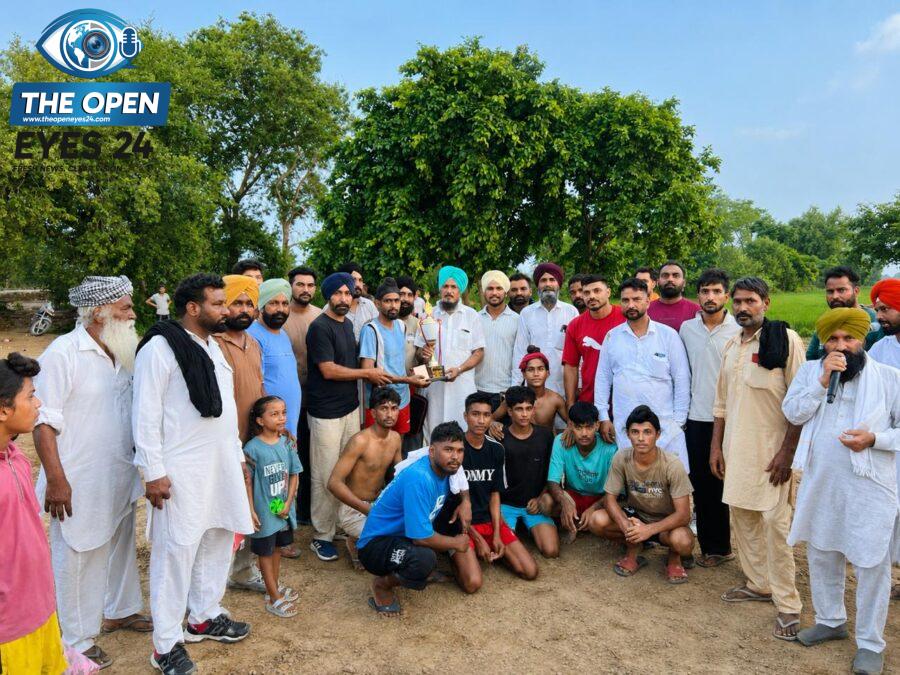 ਕੁਰੜ ਵਿਖੇ ਕਰਵਾਏ ਦੂਸਰੇ ਕਬੱਡੀ ਖੇਡ ਮੇਲੇ ਦੌਰਾਨ ਜੇਤੂ ਟੀਮਾਂ ਅਤੇ ਖਿਡਾਰੀਆਂ ਨੂੰ ਸਨਮਾਨਿਤ ਕਰਦੇ ਹੋਏ ਕਲੱਬ ਦੇ ਪ੍ਰਬੰਧਕ ਅਤੇ ਪਤਵੰਤੇ।