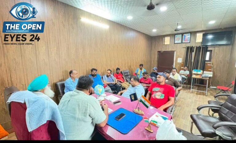  ਨਗਰ ਕੌਂਸਲ ਭਦੌੜ ਵਿਖੇ ਬਰਸਾਤੀ ਮੌਸਮ ਦੌਰਾਨ ਸਫ਼ਾਈ ਵਿਵਸਥਾ ਨੂੰ ਲੈ ਕੇ ਸਮੂਹ ਸਫ਼ਾਈ ਕਰਮਚਾਰੀਆਂ ਅਤੇ ਕੌਂਸਲਰਾਂ ਨਾਲ ਮੀਟਿੰਗ ਕਰਦੇ ਹੋਏ ਪ੍ਰਧਾਨ ਜਗਦੀਪ ਸਿੰਘ ਜੱਗੀ।