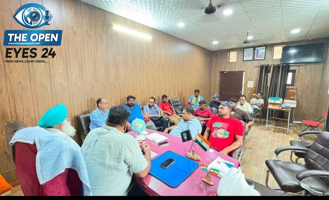 ਨਗਰ ਕੌਂਸਲ ਭਦੌੜ ਵਿਖੇ ਬਰਸਾਤੀ ਮੌਸਮ ਦੌਰਾਨ ਸਫ਼ਾਈ ਵਿਵਸਥਾ ਨੂੰ ਲੈ ਕੇ ਸਮੂਹ ਸਫ਼ਾਈ ਕਰਮਚਾਰੀਆਂ ਅਤੇ ਕੌਂਸਲਰਾਂ ਨਾਲ ਮੀਟਿੰਗ ਕਰਦੇ ਹੋਏ ਪ੍ਰਧਾਨ ਜਗਦੀਪ ਸਿੰਘ ਜੱਗੀ।