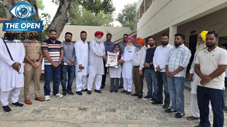  ਸਕੂਲ ਆਫ਼ ਐਮੀਨੈਂਸ ਮਹਿਲ ਕਲਾਂ ਵਿਖੇ ਕਾਮਰੇਡ ਪ੍ਰੀਤਮ ਸਿੰਘ ਦਰਦੀ ਯਾਦਗਾਰੀ ਸਕਾਲਰਸ਼ਿਪ ਵੰਡਣ ਸਮੇਂ ਹੋਣਹਾਰ ਵਿਦਿਆਰਥੀਆਂ ਨੂੰ ਸਨਮਾਨਿਤ ਕਰਦੇ ਹੋਏ ਮੁੱਖ ਮਹਿਮਾਨ, ਦਰਦੀ ਪਰਿਵਾਰ ਦੇ ਮੈਂਬਰ ਅਤੇ ਸਕੂਲ ਦਾ ਸਟਾਫ਼।