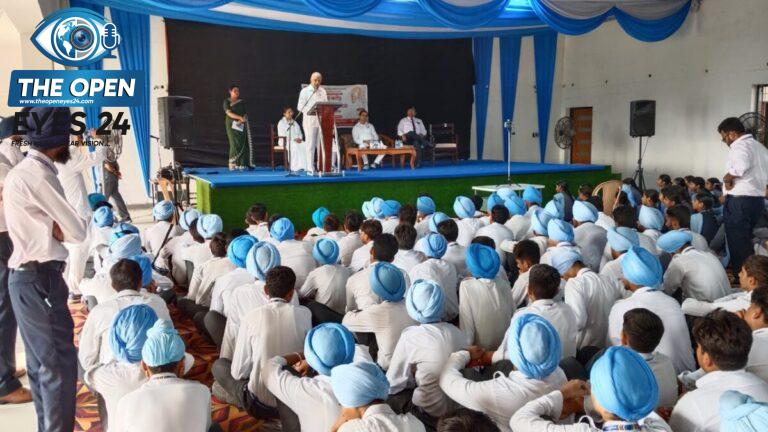 ਬਾਬਾ ਗਾਂਧਾ ਸਿੰਘ ਪਬਲਿਕ ਸਕੂਲ ਭਦੌੜ ਵਿਖੇ ਆਯੋਜਿਤ ਸੈਮੀਨਾਰ ਦੌਰਾਨ ਵਿਦਿਆਰਥੀਆਂ ਨੂੰ ਨਸ਼ਾ ਮੁਕਤੀ ਦੀ ਸਹੁੰ ਚੁਕਵਾਉਂਦੇ ਹੋਏ ਬ੍ਰਹਮ ਕੁਮਾਰੀ ਕੇਂਦਰ ਦੇ ਪ੍ਰਤੀਨਿਧ ਅਤੇ ਸਕੂਲ ਦੇ ਪ੍ਰਿੰਸੀਪਲ।