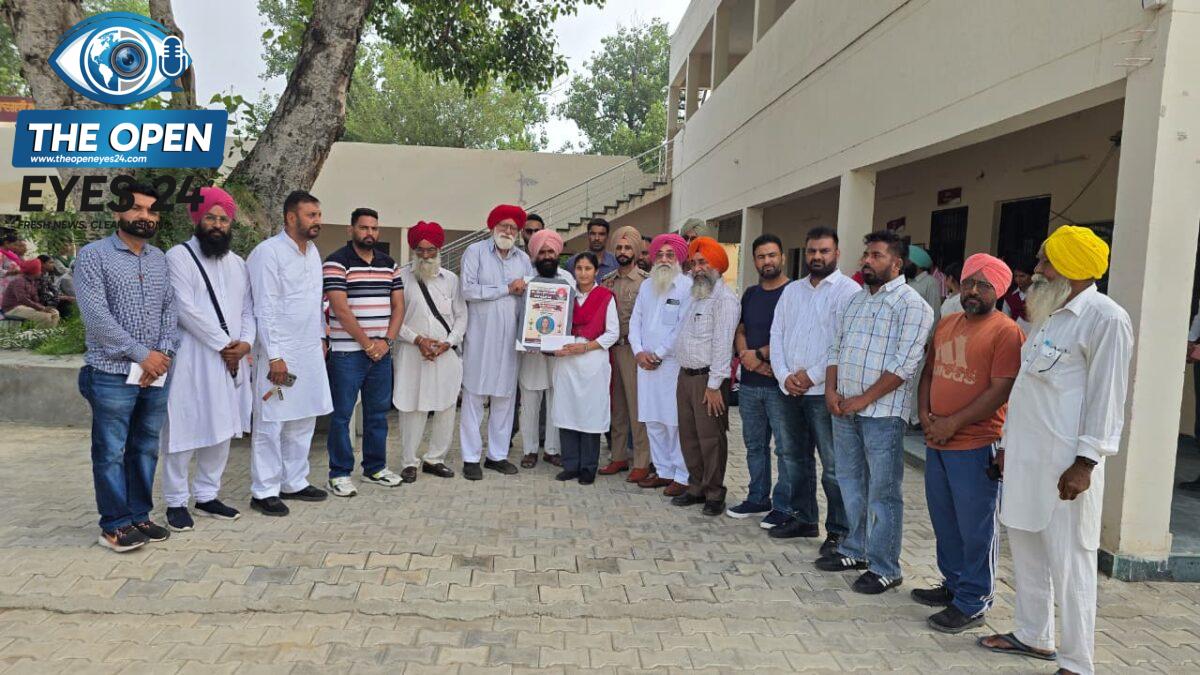  ਸਕੂਲ ਆਫ਼ ਐਮੀਨੈਂਸ ਮਹਿਲ ਕਲਾਂ ਵਿਖੇ ਕਾਮਰੇਡ ਪ੍ਰੀਤਮ ਸਿੰਘ ਦਰਦੀ ਯਾਦਗਾਰੀ ਸਕਾਲਰਸ਼ਿਪ ਵੰਡਣ ਸਮੇਂ ਹੋਣਹਾਰ ਵਿਦਿਆਰਥੀਆਂ ਨੂੰ ਸਨਮਾਨਿਤ ਕਰਦੇ ਹੋਏ ਮੁੱਖ ਮਹਿਮਾਨ, ਦਰਦੀ ਪਰਿਵਾਰ ਦੇ ਮੈਂਬਰ ਅਤੇ ਸਕੂਲ ਦਾ ਸਟਾਫ਼।