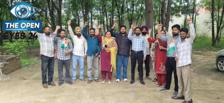 ਵਿੱਤ ਮੰਤਰੀ ਹਰਪਾਲ ਸਿੰਘ ਚੀਮਾ ਦੇ ਬਿਆਨ ਦੇ ਵਿਰੋਧ ਵਿੱਚ ਮਹਿਲ ਕਲਾਂ ਵਿਖੇ ਰਾਸ਼ਟਰੀ ਝੰਡੇ ਹੱਥਾਂ ਵਿੱਚ ਫੜ ਕੇ ਰੋਸ ਪ੍ਰਦਰਸ਼ਨ ਕਰਦੇ ਹੋਏ ਉਪ ਮੰਡਲ ਮੈਜਿਸਟ੍ਰੇਟ ਅਤੇ ਤਹਿਸੀਲ ਦਫ਼ਤਰ ਦੇ ਮੁਲਾਜ਼ਮ।