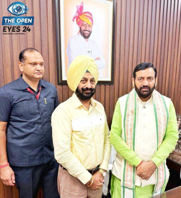 ਹਰਿਆਣਾ ਦੇ ਮੁੱਖ ਮੰਤਰੀ ਨਾਇਬ ਸਿੰਘ ਸੈਣੀ ਨਾਲ ਮੁਲਾਕਾਤ ਕਰਦੇ ਹੋਏ ਆਗੂ ਭੋਲਾ ਸਿੰਘ ਵਿਰਕ।