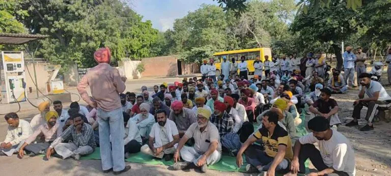 ਥਰਮਲ ਪਲਾਂਟ ਦੇ ਮੁੱਖ ਗੇਟ ਬਾਹਰ ਰੋਸ ਰੈਲੀ ਕਰਦੇ ਹੋਏ ਠੇਕਾ ਮੁਲਾਜ਼ਮ ਅਤੇ ਆਗੂ।
