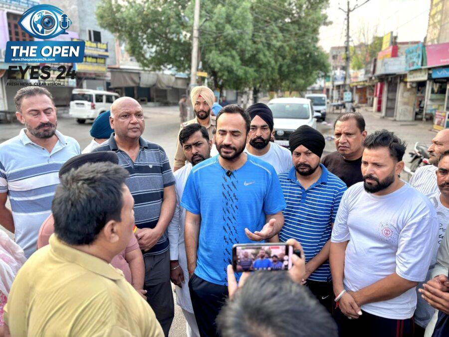 ਬਰਨਾਲਾ ਵਿੱਚ ਮਿਸ਼ਨ ਕਲੀਨ ਪੰਜਾਬ ਤਹਿਤ ਸਫ਼ਾਈ ਮੁਹਿੰਮ ਵਿੱਚ ਹਿੱਸਾ ਲੈਂਦੇ ਹੋਏ ਮੇਅਰ ਹਸਨ ਭਾਰਦਵਾਜ, ਕੌਂਸਲਰ ਸਾਹਿਬਾਨ ਅਤੇ ਹੋਰ ਆਗੂ।