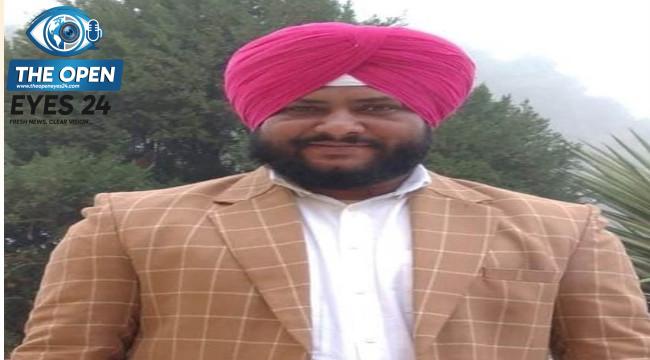  ਨੇਪਾਲ ਹੜ੍ਹ ਵਿੱਚ ਲਾਪਤਾ ਹੋਏ ਸ਼ਮਸ਼ੇਰ ਸਿੰਘ ਸੰਧੂ ਦੀ ਤਸਵੀਰ ਹੱਥ ਵਿੱਚ ਫੜ ਕੇ ਚਿੰਤਾ ਵਿੱਚ ਬੈਠੇ ਪਰਿਵਾਰਕ ਮੈਂਬਰ।