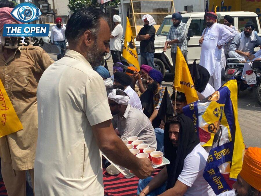 ਸੁਨਾਮ ਵਿਖੇ ਪ੍ਰਦਰਸ਼ਨਕਾਰੀਆਂ ਨਾਲ ਗੱਲਬਾਤ ਕਰਦੇ ਅਤੇ ਚਾਹ-ਪਾਣੀ ਦੀ ਸੇਵਾ ਨਿਭਾਉਂਦੇ ਹੋਏ ਕੈਬਨਿਟ ਮੰਤਰੀ ਅਮਨ ਅਰੋੜਾ।