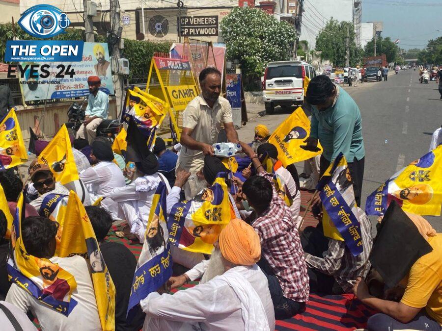 ਸੁਨਾਮ ਵਿਖੇ ਪ੍ਰਦਰਸ਼ਨਕਾਰੀਆਂ ਨਾਲ ਗੱਲਬਾਤ ਕਰਦੇ ਅਤੇ ਚਾਹ-ਪਾਣੀ ਦੀ ਸੇਵਾ ਨਿਭਾਉਂਦੇ ਹੋਏ ਕੈਬਨਿਟ ਮੰਤਰੀ ਅਮਨ ਅਰੋੜਾ।