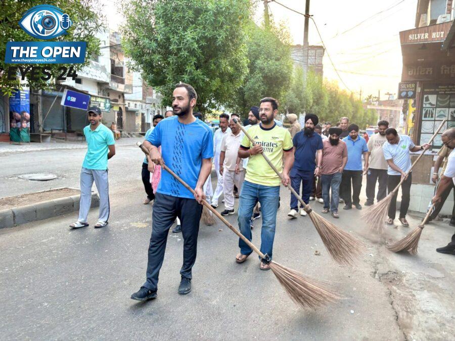  ਬਰਨਾਲਾ ਵਿੱਚ ਮਿਸ਼ਨ ਕਲੀਨ ਪੰਜਾਬ ਤਹਿਤ ਸਫ਼ਾਈ ਮੁਹਿੰਮ ਵਿੱਚ ਹਿੱਸਾ ਲੈਂਦੇ ਹੋਏ ਮੇਅਰ ਹਸਨ ਭਾਰਦਵਾਜ, ਕੌਂਸਲਰ ਸਾਹਿਬਾਨ ਅਤੇ ਹੋਰ ਆਗੂ।