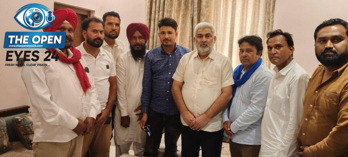  ਕੈਬਨਿਟ ਮੰਤਰੀ ਲਾਲ ਚੰਦ ਕਟਾਰੂਚੱਕ ਨਾਲ ਮੁਲਾਕਾਤ ਕਰਕੇ ਮਜ਼ਦੂਰਾਂ ਦੇ ਮਸਲਿਆਂ ਬਾਰੇ ਵਿਚਾਰ-ਚਰਚਾ ਕਰਦੇ ਹੋਏ ਆਗੂ।