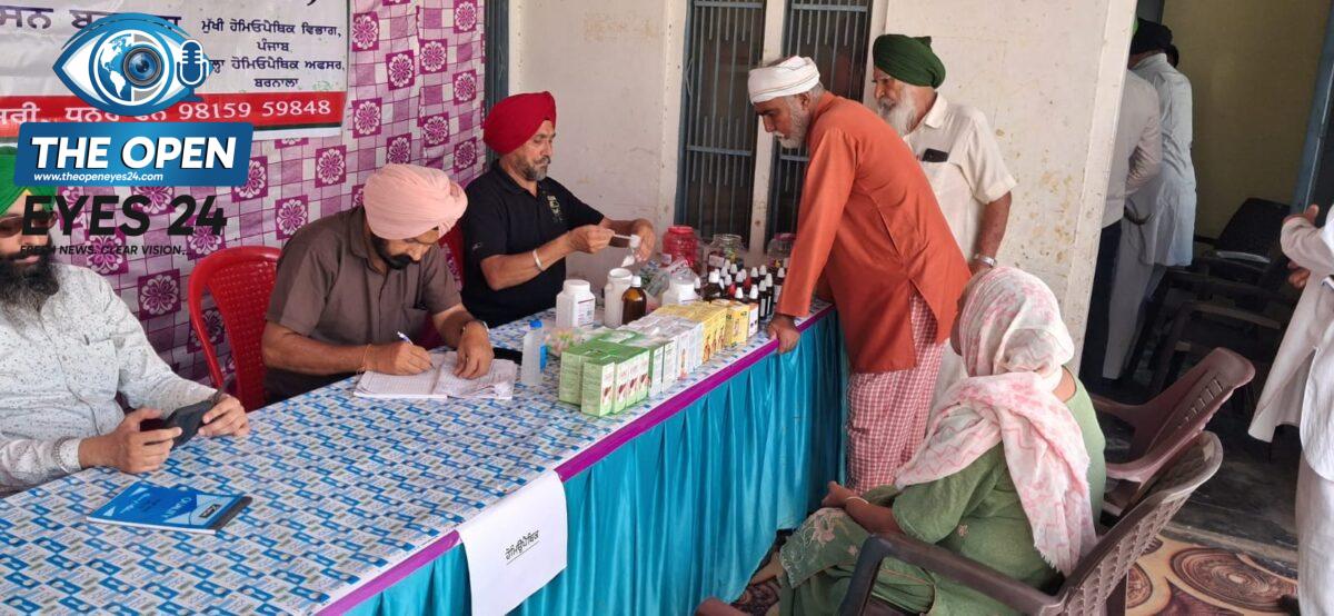  ਧਨੇਰ ਵਿਖੇ ਲਗਾਏ ਗਏ ਮੁਫ਼ਤ ਆਯੁਰਵੈਦਿਕ ਅਤੇ ਹੋਮਿਓਪੈਥਿਕ ਮੈਡੀਕਲ ਕੈਂਪ ਦੌਰਾਨ ਮਰੀਜ਼ਾਂ ਦੀ ਜਾਂਚ ਕਰਦੇ ਹੋਏ ਡਾਕਟਰ ਅਤੇ ਸਹਿਯੋਗ ਦੇਣ ਵਾਲੇ ਪਿੰਡ ਦੇ ਮੋਹਤਬਰ।