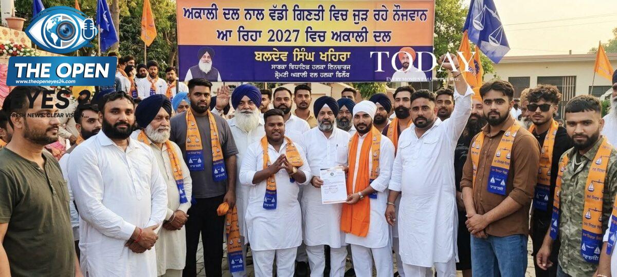 ਹਲਕਾ ਫਿਲੌਰ ਵਿਖੇ ਸ਼੍ਰੋਮਣੀ ਅਕਾਲੀ ਦਲ ਵਿੱਚ ਸ਼ਾਮਲ ਹੋਏ ਨੌਜਵਾਨਾਂ ਨੂੰ ਸਨਮਾਨਿਤ ਕਰਦੇ ਹੋਏ ਸਾਬਕਾ ਵਿਧਾਇਕ ਸਰਦਾਰ ਬਲਦੇਵ ਸਿੰਘ ਖਹਿਰਾ ਅਤੇ ਹੋਰ ਆਗੂ।