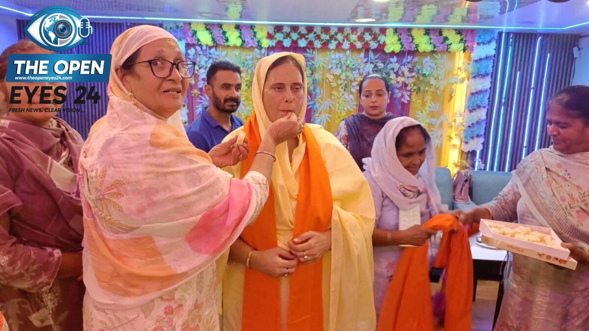 ਬਰਨਾਲਾ ਦੇ ਹੋਟਲ ਸਿਲਵਰ ਸਪੂਨ ਵਿਖੇ ਮੀਟਿੰਗ ਦੌਰਾਨ ਸੰਬੋਧਨ ਕਰਦੇ ਹੋਏ ਆਲ ਪੰਜਾਬ ਆਂਗਣਵਾੜੀ ਮੁਲਾਜ਼ਮ ਯੂਨੀਅਨ ਦੇ ਸੂਬਾ ਪ੍ਰਧਾਨ ਹਰਗੋਬਿੰਦ ਕੌਰ ਅਤੇ ਨਾਲ ਹਾਜ਼ਰ ਜਥੇਬੰਦੀ ਦੇ ਅਹੁਦੇਦਾਰ ਤੇ ਵਰਕਰ।