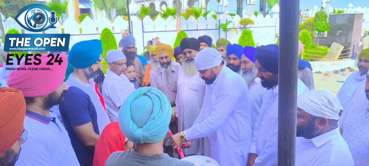  ਗੁਰਦੁਆਰਾ ਜੰਡਸਰ ਸਾਹਿਬ ਠੁੱਲੀਵਾਲ ਵਿਖੇ ਲੱਗੇ ਮੁਫ਼ਤ ਮੈਡੀਕਲ ਕੈਂਪ ਦੌਰਾਨ ਮਰੀਜ਼ਾਂ ਦੀ ਜਾਂਚ ਕਰਦੇ ਹੋਏ ਮਾਹਿਰ ਡਾਕਟਰ ਅਤੇ ਹਾਜ਼ਰ ਪਤਵੰਤੇ ਸੱਜਣ।