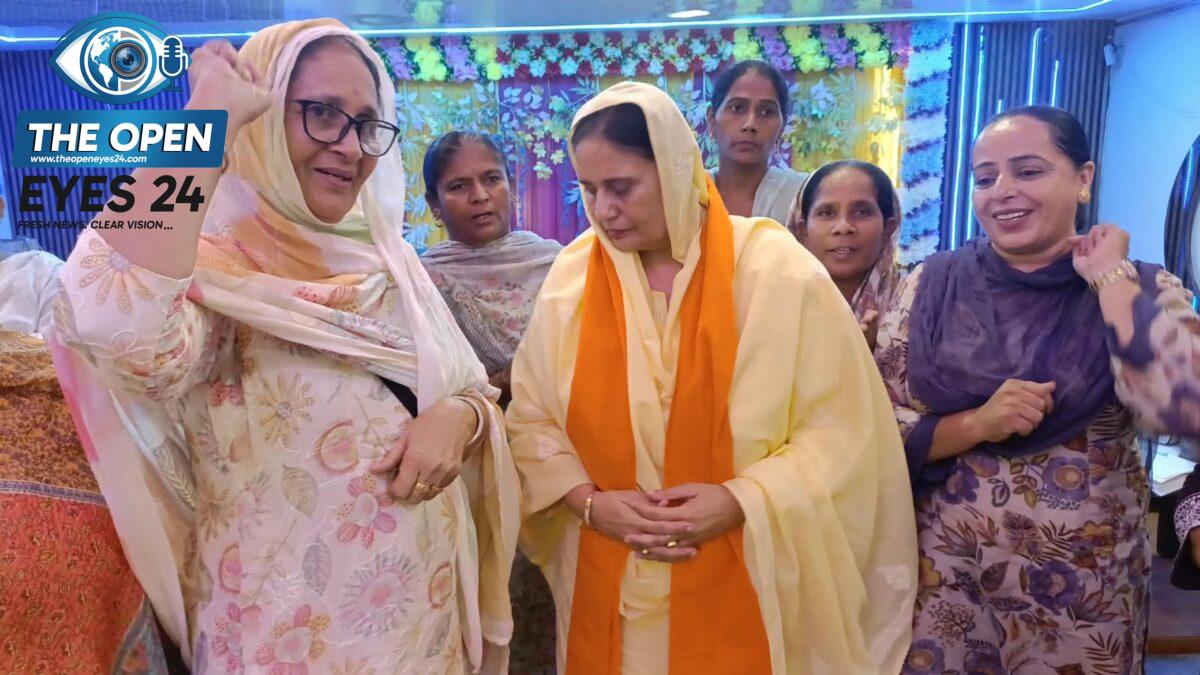 ਬਰਨਾਲਾ ਦੇ ਹੋਟਲ ਸਿਲਵਰ ਸਪੂਨ ਵਿਖੇ ਮੀਟਿੰਗ ਦੌਰਾਨ ਸੰਬੋਧਨ ਕਰਦੇ ਹੋਏ ਆਲ ਪੰਜਾਬ ਆਂਗਣਵਾੜੀ ਮੁਲਾਜ਼ਮ ਯੂਨੀਅਨ ਦੇ ਸੂਬਾ ਪ੍ਰਧਾਨ ਹਰਗੋਬਿੰਦ ਕੌਰ ਅਤੇ ਨਾਲ ਹਾਜ਼ਰ ਜਥੇਬੰਦੀ ਦੇ ਅਹੁਦੇਦਾਰ ਤੇ ਵਰਕਰ।