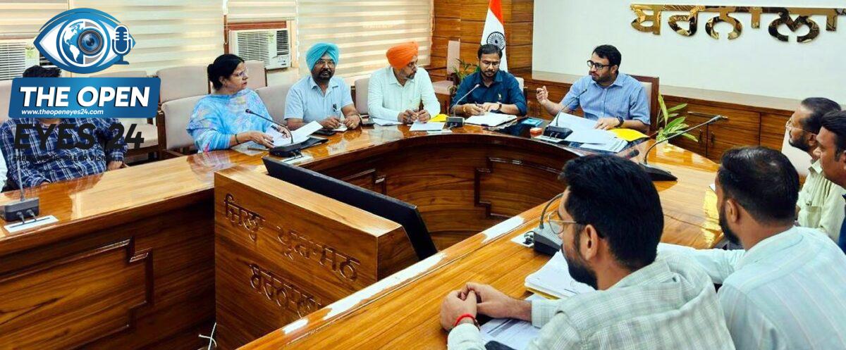 ਬਰਨਾਲਾ ਵਿਖੇ ਪਰਾਲੀ ਦੇ ਸੁਚੱਜੇ ਪ੍ਰਬੰਧਨ ਸਬੰਧੀ ਪੈਲਟ ਯੂਨਿਟ ਅਤੇ ਬੇਲਰ ਮਾਲਕਾਂ ਨਾਲ ਅਹਿਮ ਮੀਟਿੰਗ ਦੀ ਪ੍ਰਧਾਨਗੀ ਕਰਦੇ ਹੋਏ ਡਿਪਟੀ ਕਮਿਸ਼ਨਰ ਹਰਪ੍ਰੀਤ ਸਿੰਘ, ਨਾਲ ਦਿਖਾਈ ਦੇ ਰਹੇ ਹਨ ਵਧੀਕ ਡਿਪਟੀ ਕਮਿਸ਼ਨਰ ਵਿਵੇਕ ਮੋਦੀ ਅਤੇ ਹੋਰ ਅਧਿਕਾਰੀ।