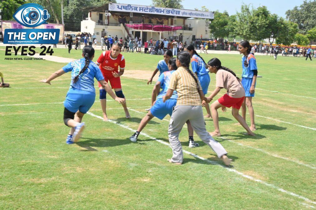 ਪਬਲਿਕ ਸਟੇਡੀਅਮ ਭਦੌੜ ਵਿਖੇ ਖੇਡ ਮੇਲੇ ਦਾ ਉਦਘਾਟਨ ਕਰਦੇ ਹੋਏ ਹਲਕਾ ਵਿਧਾਇਕ ਲਾਭ ਸਿੰਘ ਉੱਗੋਕੇ ਅਤੇ ਹੋਰ ਪ੍ਰਮੁੱਖ ਸ਼ਖ਼ਸੀਅਤਾਂ।