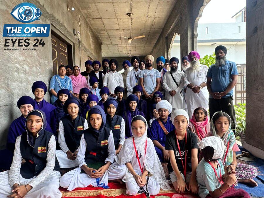 ਪਿੰਡ ਪੰਡੋਰੀ ਦੇ ਗੁਰਦੁਆਰਾ ਸਾਹਿਬ ਵਿਖੇ ਗੁਰਮਤਿ ਸੰਗੀਤ ਮੁਕਾਬਲਿਆਂ ਦੇ ਜੇਤੂ ਬੱਚਿਆਂ ਨੂੰ ਇਨਾਮ ਵੰਡਦੇ ਹੋਏ ਕਲੱਬ ਮੈਂਬਰ ਅਤੇ ਪੰਥਕ ਸ਼ਖ਼ਸੀਅਤਾਂ।