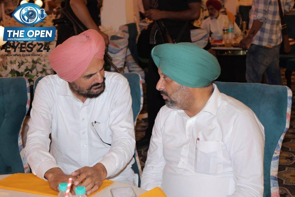ਵਿਆਹ ਸਮਾਗਮ ਦੌਰਾਨ ਸ੍ਰੀ ਅੰਮ੍ਰਿਤ ਪਾਲ ਮਿੱਤਲ ਦੇ ਪਰਿਵਾਰ ਨੂੰ ਵਧਾਈ ਦਿੰਦੇ ਹੋਏ ਅਤੇ ਨਵ-ਵਿਆਹੀ ਜੋੜੀ ਨੂੰ ਸ਼ੁਭਕਾਮਨਾਵਾਂ ਭੇਂਟ ਕਰਦੇ ਹੋਏ ਸਨੇਹੀ।