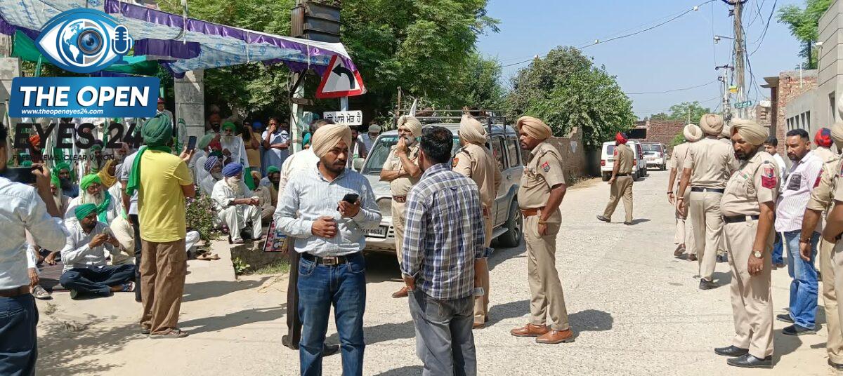ਪਿੰਡ ਗਹਿਲ ਵਿਖੇ ਪ੍ਰਸ਼ਾਸਨ ਨੂੰ ਕਬਜ਼ਾ ਵਰੰਟ ਰੋਕ ਕੇ ਵਾਪਸ ਮੋੜਦੇ ਹੋਏ ਕਿਸਾਨ ਜਥੇਬੰਦੀਆਂ ਦੇ ਆਗੂ ਅਤੇ ਪਿੰਡ ਵਾਸੀ।