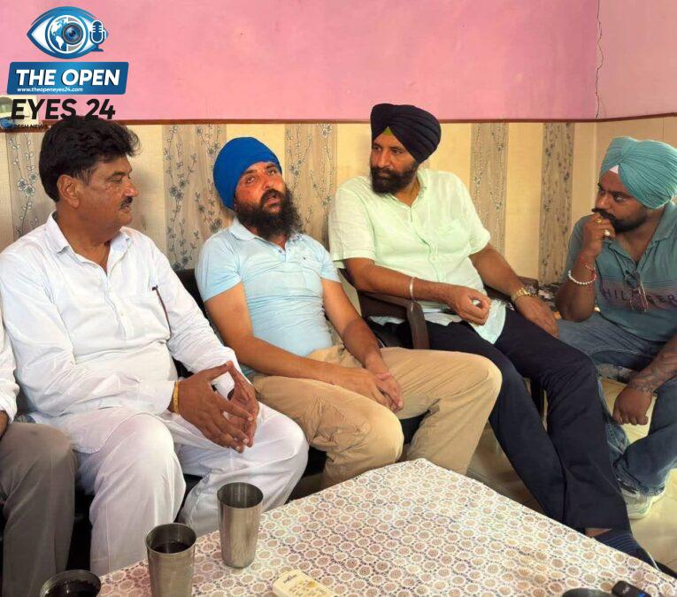 ਜ਼ਮਾਨਤ ਤੋਂ ਬਾਅਦ ਕਾਂਗਰਸੀ ਆਗੂ ਦੀਪੇ ਦੇ ਘਰ ਬੈਠੇ ਹੋਏ ਮੋਹਨਜੀਤ ਸੇਰੋਂ ਦੀ ਸਾਹਮਣੇ ਆਈ ਵਾਇਰਲ ਤਸਵੀਰ।