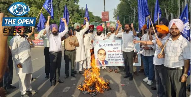 ਲੈਕਚਰਾਰਾਂ ਦੀ ਭਰਤੀ ਵਿੱਚ ਰਾਖਵਾਂਕਰਨ ਕੋਟਾ ਲਾਗੂ ਨਾ ਕਰਨ ਦੇ ਰੋਸ ਵਜੋਂ ਸਰਕਾਰ ਅਤੇ ਪ੍ਰਸ਼ਾਸਨ ਦੇ ਪੁਤਲੇ ਫੂਕ ਕੇ ਨਾਅਰੇਬਾਜ਼ੀ ਕਰਦੇ ਹੋਏ ਅਧਿਆਪਕ ਆਗੂ।