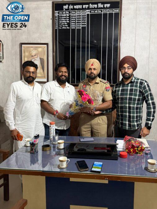 ਨਿਹਾਲ ਸਿੰਘ ਵਾਲਾ ਦੇ ਨਵੇਂ ਮੁੱਖ ਥਾਣਾ ਅਫ਼ਸਰ ਰਣਜੀਤ ਸਿੰਘ ਢਿੱਲੋਂ ਨੂੰ ਨਵੀਂ ਤਾਇਨਾਤੀ 'ਤੇ ਵਧਾਈ ਦਿੰਦੇ ਹੋਏ ਕੌਂਸਲਰ ਨੇਬਲਜੀਤ ਸਿੰਘ ਹਨੀ, ਖ਼ੁਰਾਕ ਸਪਲਾਈ ਇੰਸਪੈਕਟਰ ਮਨਦੀਪ ਸਿੰਘ ਅਤੇ ਹੋਰ।