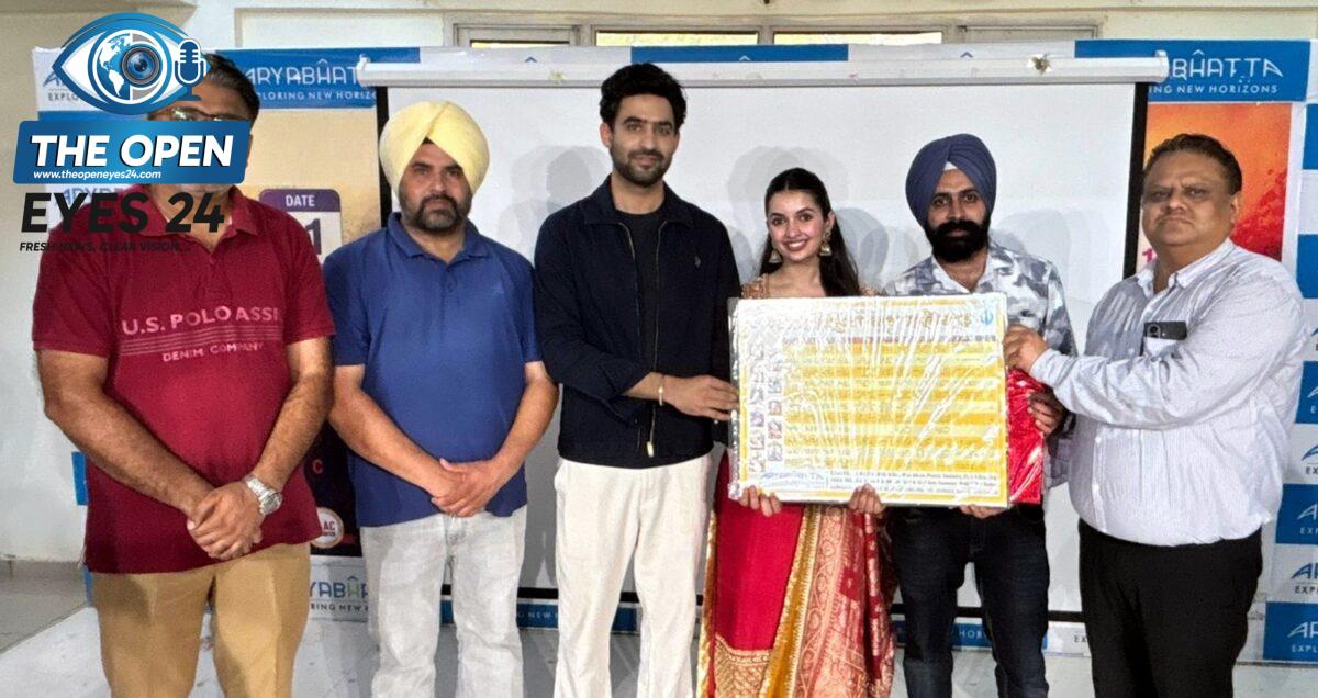 ਆਰੀਆਭੱਟਾ ਗਰੁੱਪ ਆਫ਼ ਇੰਸਟੀਚਿਊਟਸ ਬਰਨਾਲਾ ਵਿਖੇ ਪੰਜਾਬੀ ਫ਼ਿਲਮ "ਬੋਲ ਭਾਵੇਂ ਨਾ ਬੋਲ" ਦੀ ਸਟਾਰ ਕਾਸਟ ਸਿਦਕ ਗਿੱਲ ਅਤੇ ਜਾਨਿਆ ਜੋਸ਼ੀ ਦਾ ਸਵਾਗਤ ਕਰਦੇ ਹੋਏ ਚੇਅਰਮੈਨ ਡਾਕਟਰ ਰਾਕੇਸ਼ ਕੁਮਾਰ ਗੁਪਤਾ, ਡਾਇਰੈਕਟਰ ਡਾਕਟਰ ਅਜੈ ਮਿੱਤਲ ਅਤੇ ਹੋਰ ਪਦ-ਅਧਿਕਾਰੀ।