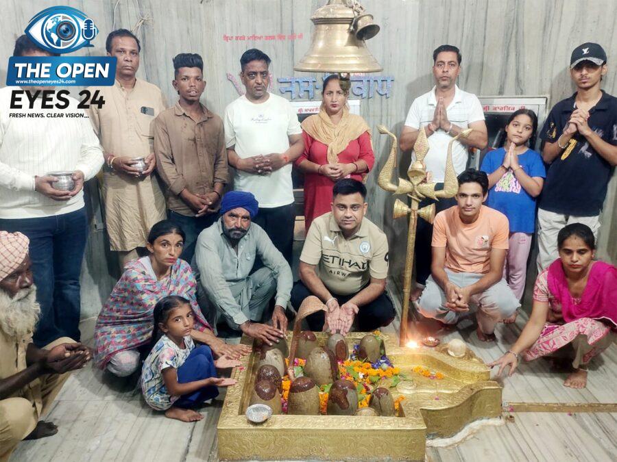 ਤਿਰੌਦਸ਼ੀ ਮੇਲੇ ਦੌਰਾਨ ਪ੍ਰਾਚੀਨ ਸ਼ਿਵ ਮੰਦਰ ਵਿਖੇ ਪੂਜਾ ਅਰਚਨਾ ਕਰਦੇ ਹੋਏ ਸ਼ਰਧਾਲੂ ਅਤੇ ਪ੍ਰਬੰਧਕ ਕਮੇਟੀ ਦੇ ਮੈਂਬਰ।
