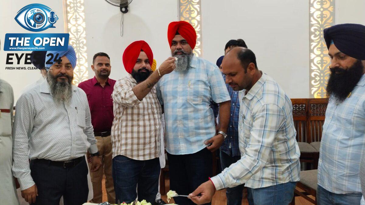 ਗੁਰਦੁਆਰਾ ਬਾਬਾ ਗਾਂਧਾ ਸਿੰਘ ਬਰਨਾਲਾ ਦੇ ਮੈਨੇਜਰ ਸੁਰਜੀਤ ਸਿੰਘ ਠੀਕਰੀਵਾਲਾ ਨੂੰ ਜਨਮ ਦਿਨ ਮੁਬਾਰਕ
