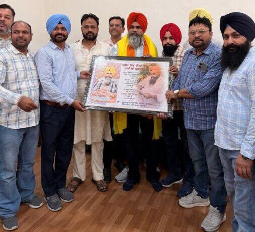 : ਜਨਮ ਦਿਨ ਮੌਕੇ ਕੇਕ ਕੱਟਣ ਸਮੇਂ ਅਤੇ ਗੁਰਦੁਆਰਾ ਸਾਹਿਬ ਵਿਖੇ ਸੇਵਾ ਨਿਭਾਉਂਦੇ ਹੋਏ ਮੈਨੇਜਰ ਸੁਰਜੀਤ ਸਿੰਘ ਠੀਕਰੀਵਾਲਾ।