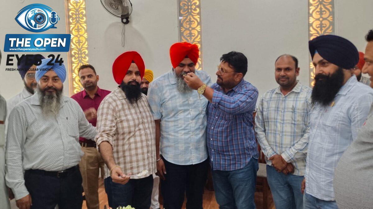 ਗੁਰਦੁਆਰਾ ਬਾਬਾ ਗਾਂਧਾ ਸਿੰਘ ਬਰਨਾਲਾ ਦੇ ਮੈਨੇਜਰ ਸੁਰਜੀਤ ਸਿੰਘ ਠੀਕਰੀਵਾਲਾ ਦਾ ਜਨਮ ਦਿਨ ਅੱਜ, ਸਮਾਜ ਸੇਵਾ ਅਤੇ ਪੰਥਕ ਸੇਵਾਵਾਂ ਨੂੰ ਸਮਰਪਿਤ ਜੀਵਨ ਨੂੰ ਸਭ ਵੱਲੋਂ ਦਿੱਤੀਆਂ ਗਈਆਂ ਮੁਬਾਰਕਾਂ ਬਰਨਾਲਾ ਬਿਊਰੋ ਪੰਜਾਬ ਦੀ ਧਰਤੀ 'ਤੇ ਜਿੱਥੇ ਅਨੇਕਾਂ ਹੀਰਿਆਂ ਅਤੇ ਮਹਾਨ ਸ਼ਖ਼ਸੀਅਤਾਂ ਨੇ ਜਨਮ ਲੈ ਕੇ ਸਮਾਜ ਦੀ ਭਲਾਈ ਅਤੇ ਸੇਵਾ ਲਈ ਆਪਣਾ ਪੂਰਾ ਜੀਵਨ ਲੇਖੇ ਲਾਇਆ ਹੈ, ਉੱਥੇ ਹੀ ਆਪਣੀ ਮਿਹਨਤ, ਲਗਨ ਅਤੇ ਨਿਸਵਾਰਥ ਸੇਵਾ ਭਾਵਨਾ ਸਦਕਾ ਹਰ ਖ਼ਾਸ ਤੇ ਆਮ ਦੇ ਦਿਲਾਂ ਵਿੱਚ ਵੱਖਰਾ ਮੁਕਾਮ ਬਣਾਉਣ ਵਾਲੇ ਗੁਰਦੁਆਰਾ ਬਾਬਾ ਗਾਂਧਾ ਸਿੰਘ ਬਰਨਾਲਾ ਦੇ ਮੈਨੇਜਰ ਸੁਰਜੀਤ ਸਿੰਘ ਠੀਕਰੀਵਾਲਾ ਦਾ ਅੱਜ ਜਨਮ ਦਿਨ ਬਹੁਤ ਹੀ ਉਤਸ਼ਾਹ ਅਤੇ ਸ਼ਰਧਾ ਨਾਲ ਮਨਾਇਆ ਜਾ ਰਿਹਾ ਹੈ ਜਿਸ ਮੌਕੇ ਵੱਖ-ਵੱਖ ਧਾਰਮਿਕ, ਸਮਾਜਿਕ ਅਤੇ ਇਲਾਕੇ ਦੀਆਂ ਨਾਮਵਰ ਸ਼ਖ਼ਸੀਅਤਾਂ ਵੱਲੋਂ ਉਨ੍ਹਾਂ ਨੂੰ ਫ਼ੋਨਾਂ ਅਤੇ ਸੋਸ਼ਲ ਮੀਡੀਆ ਜ਼ਰੀਏ ਜਨਮ ਦਿਨ ਦੀਆਂ ਅਥਾਹ ਵਧਾਈਆਂ ਦਿੱਤੀਆਂ ਜਾ ਰਹੀਆਂ ਹਨ ਅਤੇ ਪਰਮਾਤਮਾ ਅੱਗੇ ਉਨ੍ਹਾਂ ਦੀ ਲੰਮੀ ਅਤੇ ਚੰਗੀ ਸਿਹਤ ਦੀ ਕਾਮਨਾ ਕੀਤੀ ਜਾ ਰਹੀ ਹੈ ਕਿਉਂਕਿ ਸੁਰਜੀਤ ਸਿੰਘ ਠੀਕਰੀਵਾਲਾ ਇੱਕ ਅਜਿਹੀ ਸ਼ਖ਼ਸੀਅਤ ਦਾ ਨਾਂ ਹੈ ਜਿਨ੍ਹਾਂ ਨੇ ਆਪਣੇ ਜੀਵਨ ਦਾ ਹਰ ਇੱਕ ਪਲ ਲੋੜਵੰਦਾਂ ਦੀ ਸਹਾਇਤਾ ਅਤੇ ਸਮਾਜ ਦੇ ਭਲੇ ਲਈ ਸਮਰਪਿਤ ਕੀਤਾ ਹੋਇਆ ਹੈ। ਆਮ ਜਿਹੇ ਕਿਸਾਨੀ ਪਰਿਵਾਰ ਵਿੱਚ ਅੱਖ ਖੋਲ੍ਹਣ ਵਾਲੇ ਸੁਰਜੀਤ ਸਿੰਘ ਨੇ ਜ਼ਿੰਦਗੀ ਦੇ ਸ਼ੁਰੂਆਤੀ ਦੌਰ ਵਿੱਚ ਕਾਫ਼ੀ ਸੰਘਰਸ਼ ਦਾ ਸਾਹਮਣਾ ਕੀਤਾ ਪਰ ਉਨ੍ਹਾਂ ਨੇ ਕਦੇ ਵੀ ਹਿੰਮਤ ਨਹੀਂ ਹਾਰੀ ਅਤੇ ਗੁਰਬਾਣੀ ਨਾਲ ਜੁੜਦਿਆਂ ਸ਼੍ਰੋਮਣੀ ਗੁਰਦੁਆਰਾ ਪ੍ਰਬੰਧਕ ਕਮੇਟੀ ਵਿੱਚ ਇੱਕ ਗ੍ਰੰਥੀ ਸਿੰਘ ਵਜੋਂ ਆਪਣੀ ਧਾਰਮਿਕ ਸੇਵਾ ਦੀ ਸ਼ੁਰੂਆਤ ਕੀਤੀ ਅਤੇ ਆਪਣੀ ਮਿਹਨਤ ਤੇ ਹਿੱਕ ਦੇ ਜ਼ੋਰ 'ਤੇ ਪੰਜਾਬੀ ਯੂਨੀਵਰਸਿਟੀ ਤੋਂ ਐੱਮ.ਏ. ਦੀ ਡਿਗਰੀ ਹਾਸਿਲ ਕੀਤੀ ਅਤੇ ਆਪਣੀ ਕਾਬਲੀਅਤ ਤੇ ਲਿਆਕਤ ਦੇ ਬਲਬੂਤੇ ਅੱਜ ਮੈਨੇਜਰ ਵਜੋਂ ਆਪਣੀਆਂ ਸ਼ਾਨਦਾਰ ਸੇਵਾਵਾਂ ਨਿਭਾ ਰਹੇ ਹਨ। ਉਨ੍ਹਾਂ ਦਾ ਜੀਵਨ ਹਰ ਉਸ ਇਨਸਾਨ ਲਈ ਇੱਕ ਵੱਡੀ ਪ੍ਰੇਰਣਾ ਹੈ ਜੋ ਜ਼ਿੰਦਗੀ ਵਿੱਚ ਕੁਝ ਬਣ ਕੇ ਦਿਖਾਉਣਾ ਚਾਹੁੰਦਾ ਹੈ ਕਿਉਂਕਿ ਉਹ ਹਮੇਸ਼ਾ ਆਪਣੇ ਨਾਲੋਂ ਪਹਿਲਾਂ ਦੂਜੇ ਲੋਕਾਂ ਦੀ ਭਲਾਈ ਅਤੇ ਉਨ੍ਹਾਂ ਦੇ ਦੁੱਖਾਂ ਨੂੰ ਦੂਰ ਕਰਨ ਬਾਰੇ ਸੋਚਦੇ ਹਨ ਅਤੇ ਉਨ੍ਹਾਂ ਦਾ ਮੁੱਖ ਨਿਸ਼ਾਨਾ ਸਿਰਫ਼ ਅਤੇ ਸਿਰਫ਼ ਸਮਾਜ ਦਾ ਭਲਾ ਕਰਨਾ ਹੈ ਜਿਸਦੀ ਮਿਸਾਲ ਉਨ੍ਹਾਂ ਵੱਲੋਂ ਵੱਖ-ਵੱਖ ਥਾਵਾਂ 'ਤੇ ਕੀਤੀ ਗਈ ਸੇਵਾ ਤੋਂ ਮਿਲਦੀ ਹੈ। ਉਨ੍ਹਾਂ ਨੇ ਜਿੱਥੇ ਵੀ ਮੈਨੇਜਰੀ ਦੀ ਸੇਵਾ ਨਿਭਾਈ ਹੈ, ਉੱਥੇ ਵਾਤਾਵਰਣ ਦੀ ਸ਼ੁੱਧਤਾ ਨੂੰ ਮੁੱਖ ਰੱਖਦਿਆਂ ਹਰਿਆਵਲ ਦੀ ਛਾਂ ਪਾਉਣ ਲਈ ਵੱਡੇ ਪੱਧਰ 'ਤੇ ਜੰਗਲ ਲਵਾਏ ਅਤੇ ਬੂਟੇ ਲਗਾ ਕੇ ਉਨ੍ਹਾਂ ਦੀ ਸੰਭਾਲ ਕੀਤੀ ਹੈ। ਕਿਸਾਨੀ ਅੰਦੋਲਨ ਵੇਲੇ ਦਿੱਲੀ ਮੋਰਚੇ ਤੋਂ ਲੈ ਕੇ ਬਾਅਦ ਵਿੱਚ ਖਨੌਰੀ ਅਤੇ ਸ਼ੰਭੂ ਬਾਰਡਰ ਤੱਕ ਸੰਘਰਸ਼ ਕਰ ਰਹੇ ਕਿਸਾਨਾਂ ਅਤੇ ਆਮ ਲੋਕਾਂ ਲਈ ਅਤੁੱਟ ਲੰਗਰਾਂ ਦੀ ਸੇਵਾ ਇਸ ਤਰ੍ਹਾਂ ਨਿਭਾਈ ਜਿਵੇਂ ਕੋਈ ਆਪਣੇ ਸੱਕਿਆਂ ਲਈ ਕਰਦਾ ਹੈ। ਜਦੋਂ ਵੀ ਪੰਜਾਬ ਵਿੱਚ ਕੁਦਰਤੀ ਆਫ਼ਤਾਂ ਜਿਵੇਂ ਕਿ ਹੜ੍ਹਾਂ ਦਾ ਕਹਿਰ ਆਇਆ ਤਾਂ ਸੁਰਜੀਤ ਸਿੰਘ ਨੇ ਆਪਣੇ ਮਿੱਤਰਾਂ ਅਤੇ ਸਾਥੀਆਂ ਨਾਲ ਮਿਲ ਕੇ ਦਿਨ-ਰਾਤ ਇੱਕ ਕਰ ਦਿੱਤਾ ਅਤੇ ਪਾਣੀ ਵਿੱਚ ਪੂਰੀ ਤਰ੍ਹਾਂ ਡੁੱਬੇ ਹੋਏ ਪਿੰਡਾਂ ਵਿੱਚ ਜਾ ਕੇ ਲੋੜਵੰਦਾਂ ਤੱਕ ਰਾਸ਼ਨ ਅਪੜਾਇਆ, ਗੁਰਦੁਆਰਾ ਸਾਹਿਬ ਦੇ ਦਰਵਾਜ਼ੇ ਬੇਘਰ ਹੋਏ ਲੋਕਾਂ ਲਈ ਖੋਲ੍ਹ ਦਿੱਤੇ ਅਤੇ ਮੀਂਹ ਵਿੱਚ ਚੋਂਦੀਆਂ ਛੱਤਾਂ ਹੇਠ ਰਹਿ ਰਹੇ ਗ਼ਰੀਬ ਪਰਿਵਾਰਾਂ ਲਈ ਤਰਪਾਲਾਂ ਅਤੇ ਹੋਰ ਜ਼ਰੂਰੀ ਸਮੱਗਰੀ ਘਰ-ਘਰ ਜਾ ਕੇ ਵੰਡੀ। ਉਨ੍ਹਾਂ ਨੇ ਪ੍ਰਸ਼ਾਸਨ ਨਾਲ ਮਿਲ ਕੇ ਹਮੇਸ਼ਾ ਜ਼ਮੀਨੀ ਪੱਧਰ 'ਤੇ ਰਹਿ ਕੇ ਲੋਕਾਂ ਦੀ ਸੇਵਾ ਕੀਤੀ ਹੈ ਅਤੇ ਸੱਚਮੁੱਚ ਹੀ ਉਹ ਇਨਸਾਨ ਅਖਵਾਉਣ ਦੇ ਅਸਲ ਹੱਕਦਾਰ ਹਨ ਜੋ ਕਿਸੇ ਦੇ ਕੰਮ ਆਵੇ। ਸਮੁੱਚੀ ਸੰਗਤ ਅਤੇ ਉਨ੍ਹਾਂ ਦੇ ਸਨੇਹੀਆਂ ਵੱਲੋਂ ਅਕਾਲ ਪੁਰਖ ਅੱਗੇ ਅਰਦਾਸ ਕੀਤੀ ਜਾ ਰਹੀ ਹੈ ਕਿ ਮਾਲਕ ਸੁਰਜੀਤ ਸਿੰਘ ਠੀਕਰੀਵਾਲਾ ਨੂੰ ਨਰੋਈ ਸਿਹਤ ਅਤੇ ਲੰਮੀ ਉਮਰ ਬਖ਼ਸ਼ੇ ਤਾਂ ਜੋ ਸਮਾਜ ਸੇਵਾ ਦਾ ਇਹ ਪਵਿੱਤਰ ਸਫ਼ਰ ਇਸੇ ਤਰ੍ਹਾਂ ਨਿਰੰਤਰ ਜਾਰੀ ਰਹੇ। ਫੋਟੋ ਕੈਪਸ਼ਨ: ਗੁਰਦੁਆਰਾ ਸਾਹਿਬ ਵਿਖੇ ਸੇਵਾ ਨਿਭਾਉਂਦੇ ਹੋਏ ਅਤੇ ਸਮਾਜ ਸੇਵੀ ਕਾਰਜਾਂ ਵਿੱਚ ਰੁੱਝੇ ਹੋਏ ਮੈਨੇਜਰ ਸੁਰਜੀਤ ਸਿੰਘ ਠੀਕਰੀਵਾਲਾ।