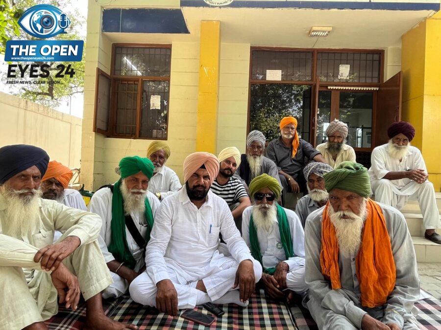  ਭਦੌੜ ਵਿਖੇ ਧਰਨੇ ਦੌਰਾਨ ਸੰਬੋਧਨ ਕਰਦੇ ਹੋਏ ਆਗੂ ਪਰਮਜੀਤ ਸਿੰਘ ਸੇਖੋਂ, ਜ਼ਿਲ੍ਹਾ ਪ੍ਰਧਾਨ ਸਰਦਾਰ ਧੰਨਾ ਸਿੰਘ ਅਤੇ ਹੋਰ ਸਾਥੀ।