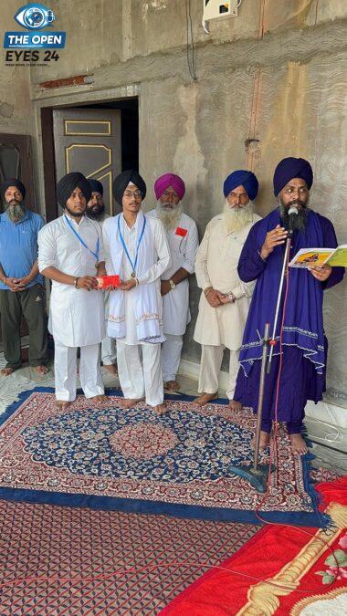 ਪਿੰਡ ਪੰਡੋਰੀ ਦੇ ਗੁਰਦੁਆਰਾ ਸਾਹਿਬ ਵਿਖੇ ਗੁਰਮਤਿ ਸੰਗੀਤ ਮੁਕਾਬਲਿਆਂ ਦੇ ਜੇਤੂ ਬੱਚਿਆਂ ਨੂੰ ਇਨਾਮ ਵੰਡਦੇ ਹੋਏ ਕਲੱਬ ਮੈਂਬਰ ਅਤੇ ਪੰਥਕ ਸ਼ਖ਼ਸੀਅਤਾਂ।