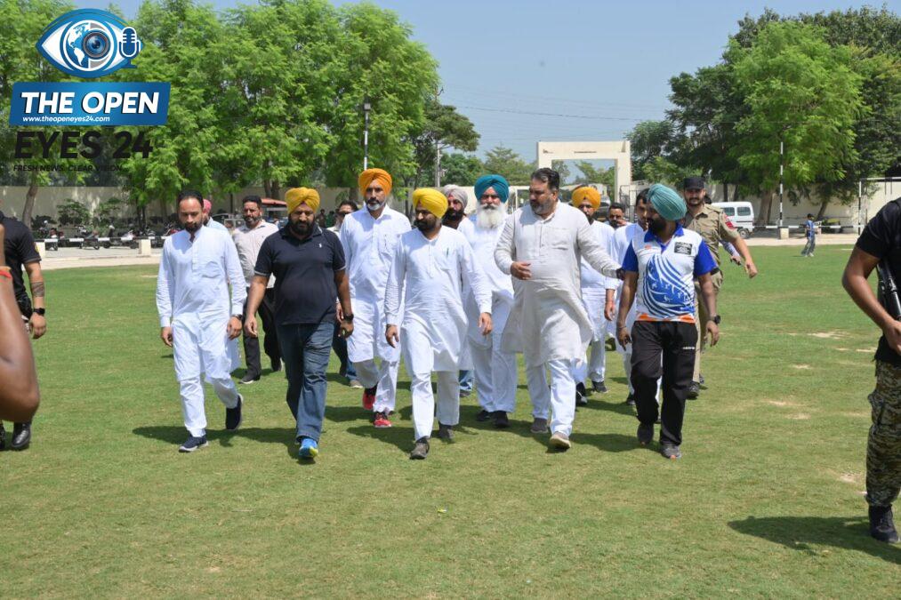 ਪਬਲਿਕ ਸਟੇਡੀਅਮ ਭਦੌੜ ਵਿਖੇ ਖੇਡ ਮੇਲੇ ਦਾ ਉਦਘਾਟਨ ਕਰਦੇ ਹੋਏ ਹਲਕਾ ਵਿਧਾਇਕ ਲਾਭ ਸਿੰਘ ਉੱਗੋਕੇ ਅਤੇ ਹੋਰ ਪ੍ਰਮੁੱਖ ਸ਼ਖ਼ਸੀਅਤਾਂ।
