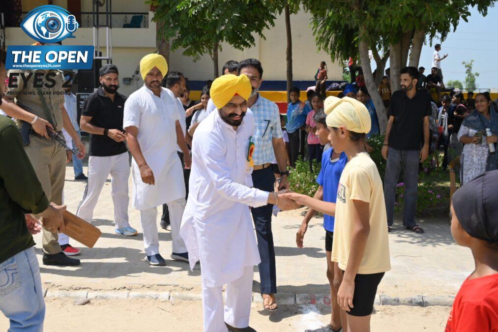 ਪਬਲਿਕ ਸਟੇਡੀਅਮ ਭਦੌੜ ਵਿਖੇ ਖੇਡ ਮੇਲੇ ਦਾ ਉਦਘਾਟਨ ਕਰਦੇ ਹੋਏ ਹਲਕਾ ਵਿਧਾਇਕ ਲਾਭ ਸਿੰਘ ਉੱਗੋਕੇ ਅਤੇ ਹੋਰ ਪ੍ਰਮੁੱਖ ਸ਼ਖ਼ਸੀਅਤਾਂ।