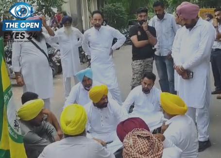 ਡਿਪਟੀ ਕਮਿਸ਼ਨਰ ਦਫ਼ਤਰ ਦੇ ਗੇਟ ਨੰਬਰ ਤਿੰਨ ਕੋਲ ਕਿਸਾਨ ਯੂਨੀਅਨ ਉਗਰਾਹਾਂ ਵੱਲੋਂ ਬਲੌਰ ਸਿੰਘ ਛੰਨਾ ਦੀ ਅਗਵਾਈ ਹੇਠ ਵਿਧਾਇਕ ਲਾਭ ਸਿੰਘ ਉਗੋਕੇ ਦਾ ਘਿਰਾਓ ਕਰਕੇ ਨਾਅਰੇਬਾਜ਼ੀ ਕਰਦੇ ਹੋਏ ਕਿਸਾਨ।